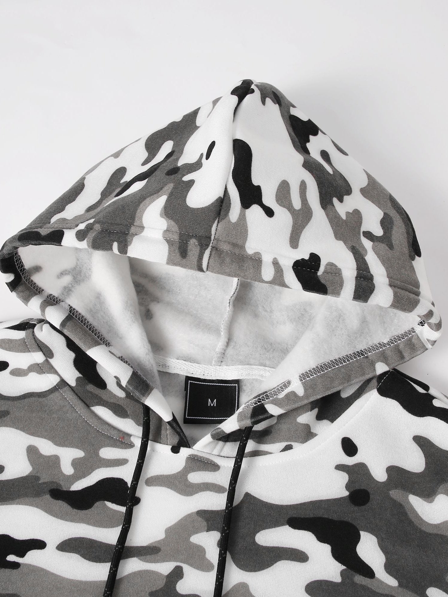 Stay cozy and cool in this hooded men's camouflage loose pullover fleece! -