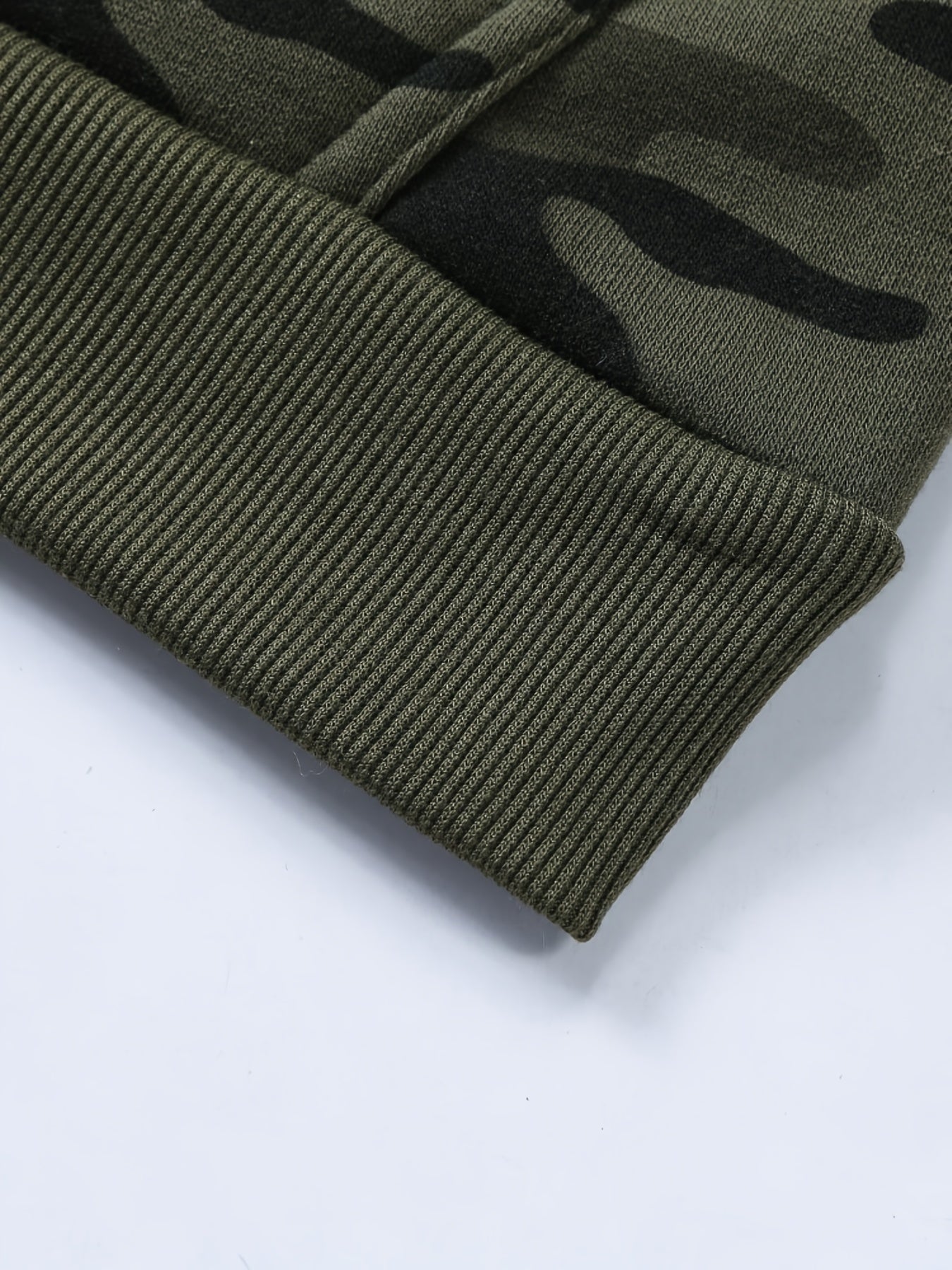 Stay cozy and cool in this hooded men's camouflage loose pullover fleece! -