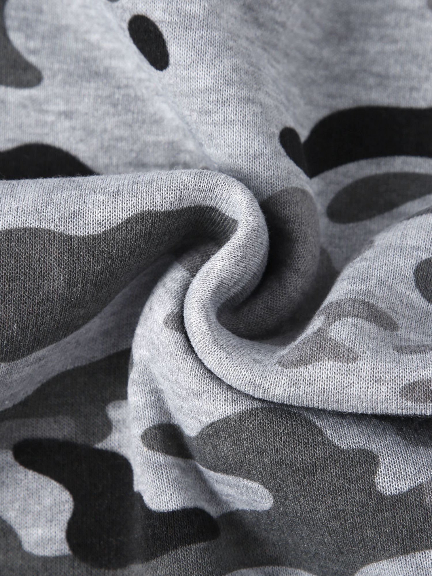 Stay cozy and cool in this hooded men's camouflage loose pullover fleece! -