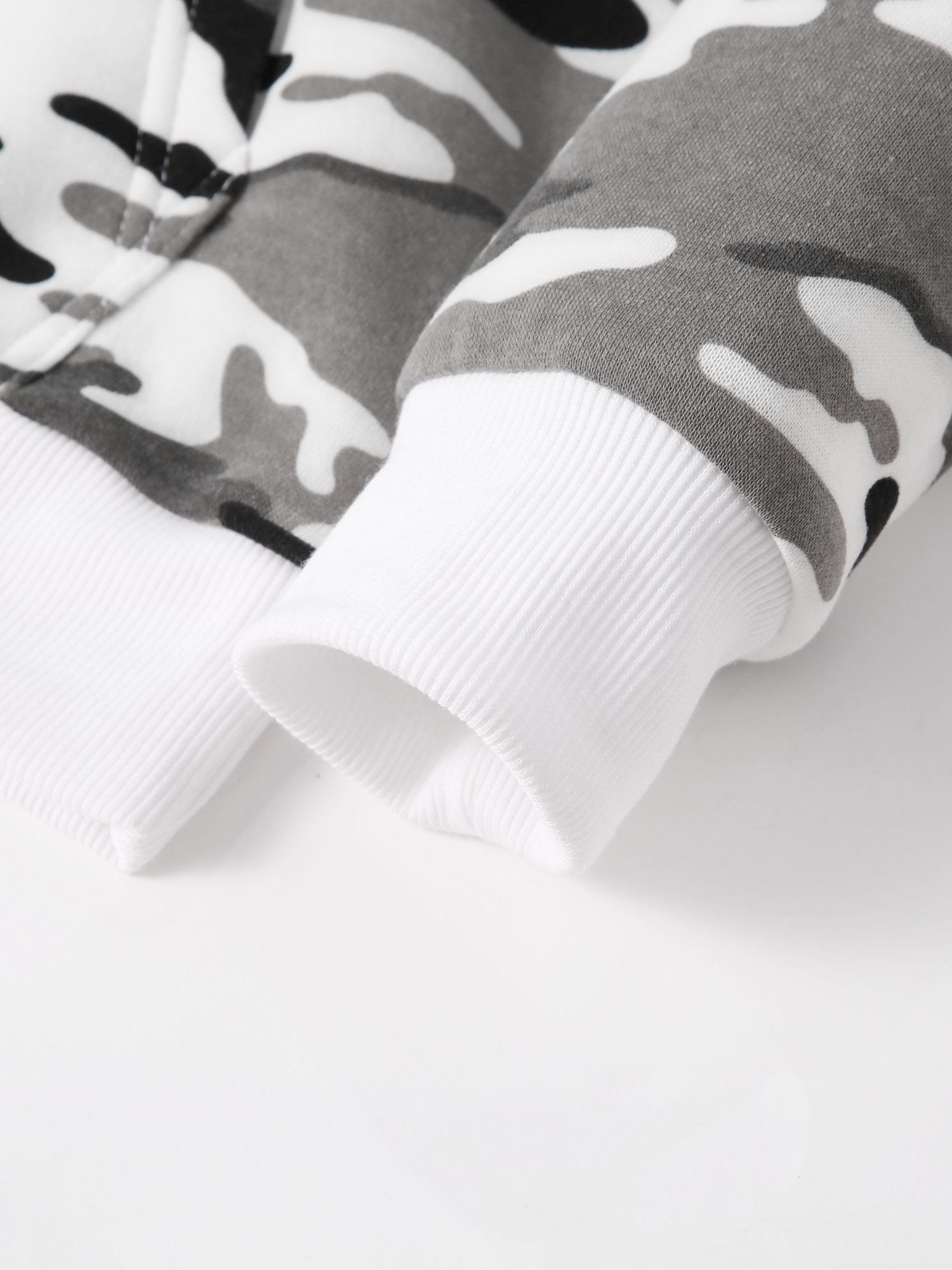 Stay cozy and cool in this hooded men's camouflage loose pullover fleece! -