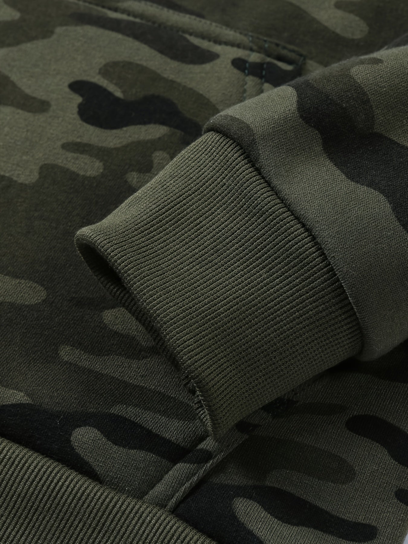 Stay cozy and cool in this hooded men's camouflage loose pullover fleece! -