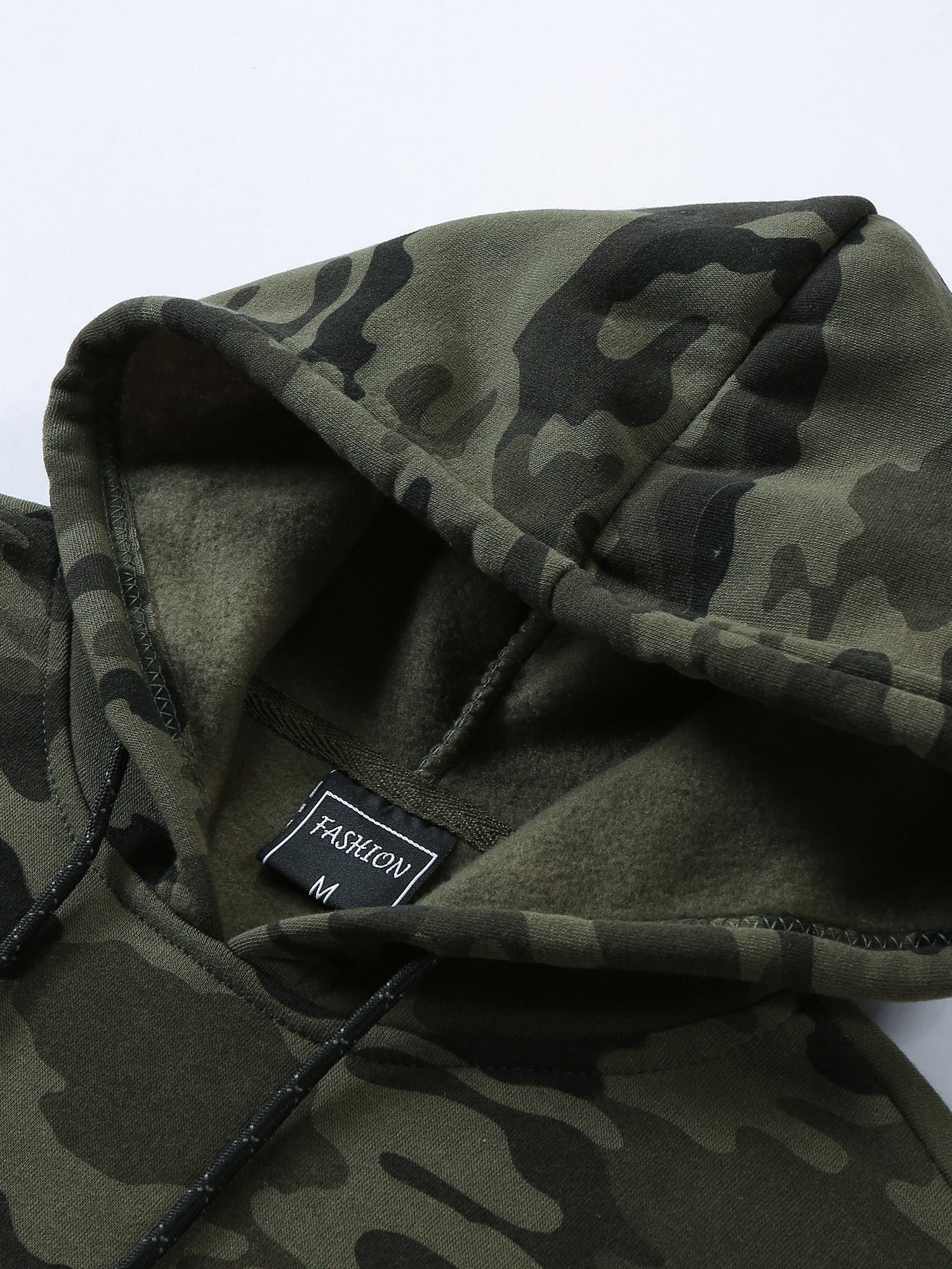 Stay cozy and cool in this hooded men's camouflage loose pullover fleece! -
